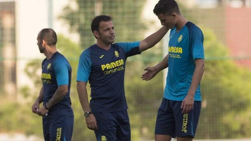 A la izquierda, el técnico Javi Calleja.