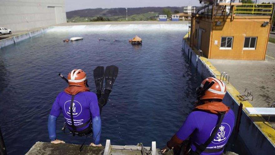 Dos de los participantes en el curso de nadador de rescate, la pasada semana, en el centro de Veranes.