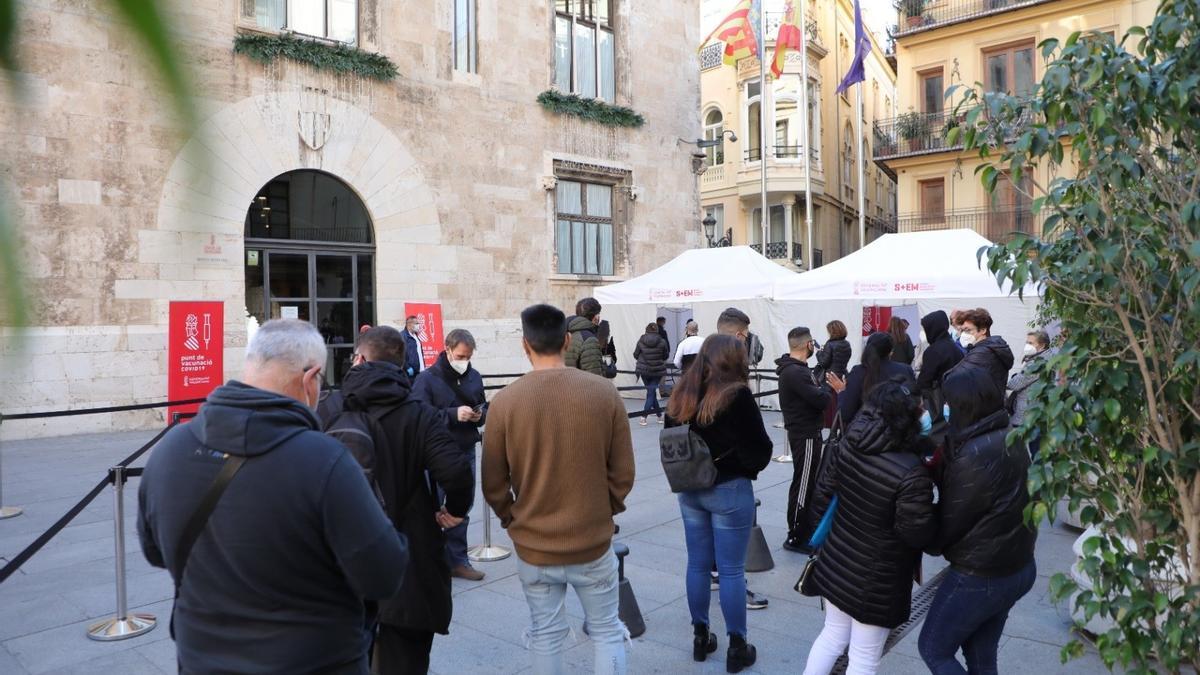 Cua de persones que esperen per a vacunar-se al punt mòbil instal·lat a la plaça de Manises