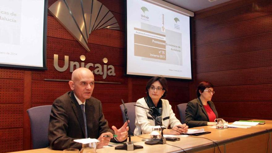 García Navas, Martínez de Oña y Becerra, ayer en la presentación del informe.