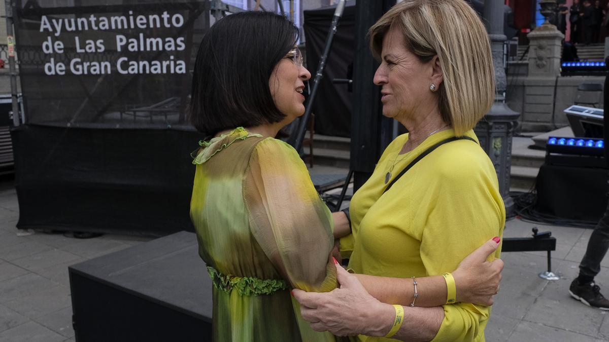Carolina Darias e Inmaculada Medina, en el pregón de las Fiestas Fundacionales de 2023, en la plaza de Santa Ana.