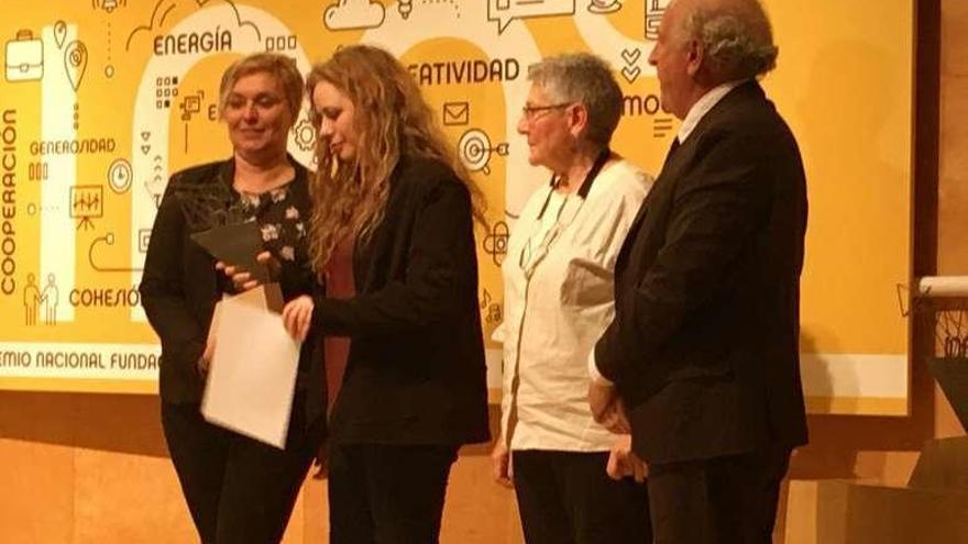 María José Soto y Luz Beloso recogen el premio en Madrid. // FdV