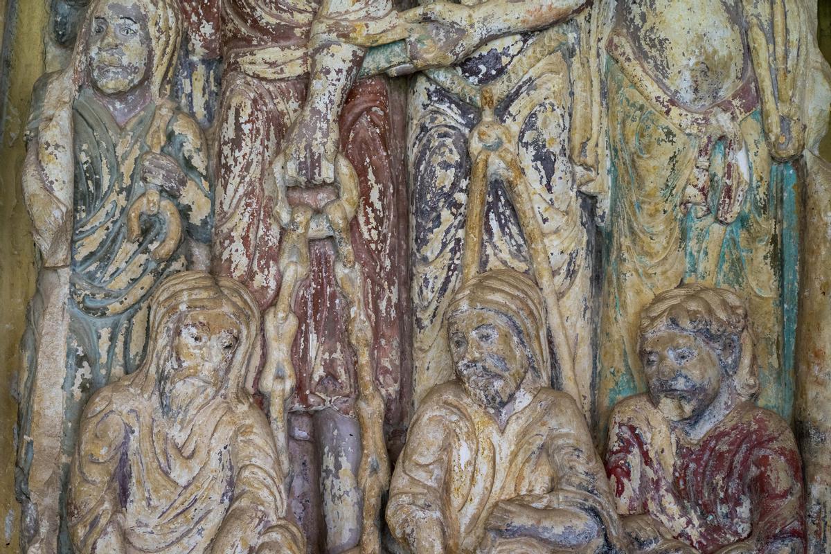 Relieve del siglo XII con la escena de la milagrosa redención de los cautivos y los exvotos en forma de grilletes.