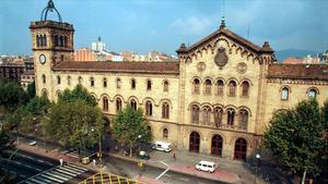 Fachada del edificio histórico de la Universitat de Barcelona.