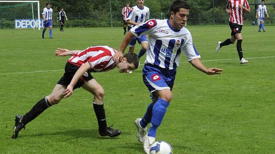 El deportivista Vela controla un balón durante el partido de ida celebrado en Abegondo. / víctor echave