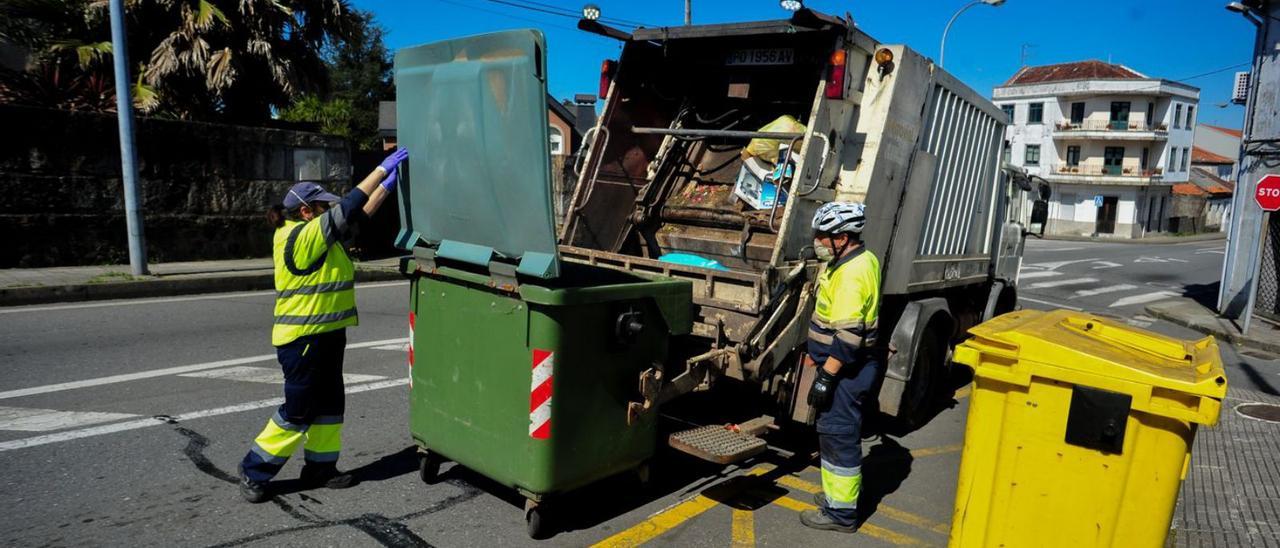 Servicio municipal de recogida de basura en Vilagarcía. / IÑAKI ABELLA