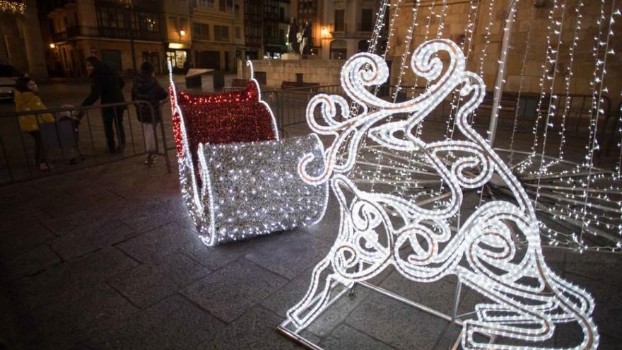 Decoración e iluminación navideña en la Plaza Mayor de Zamora el año pasado.