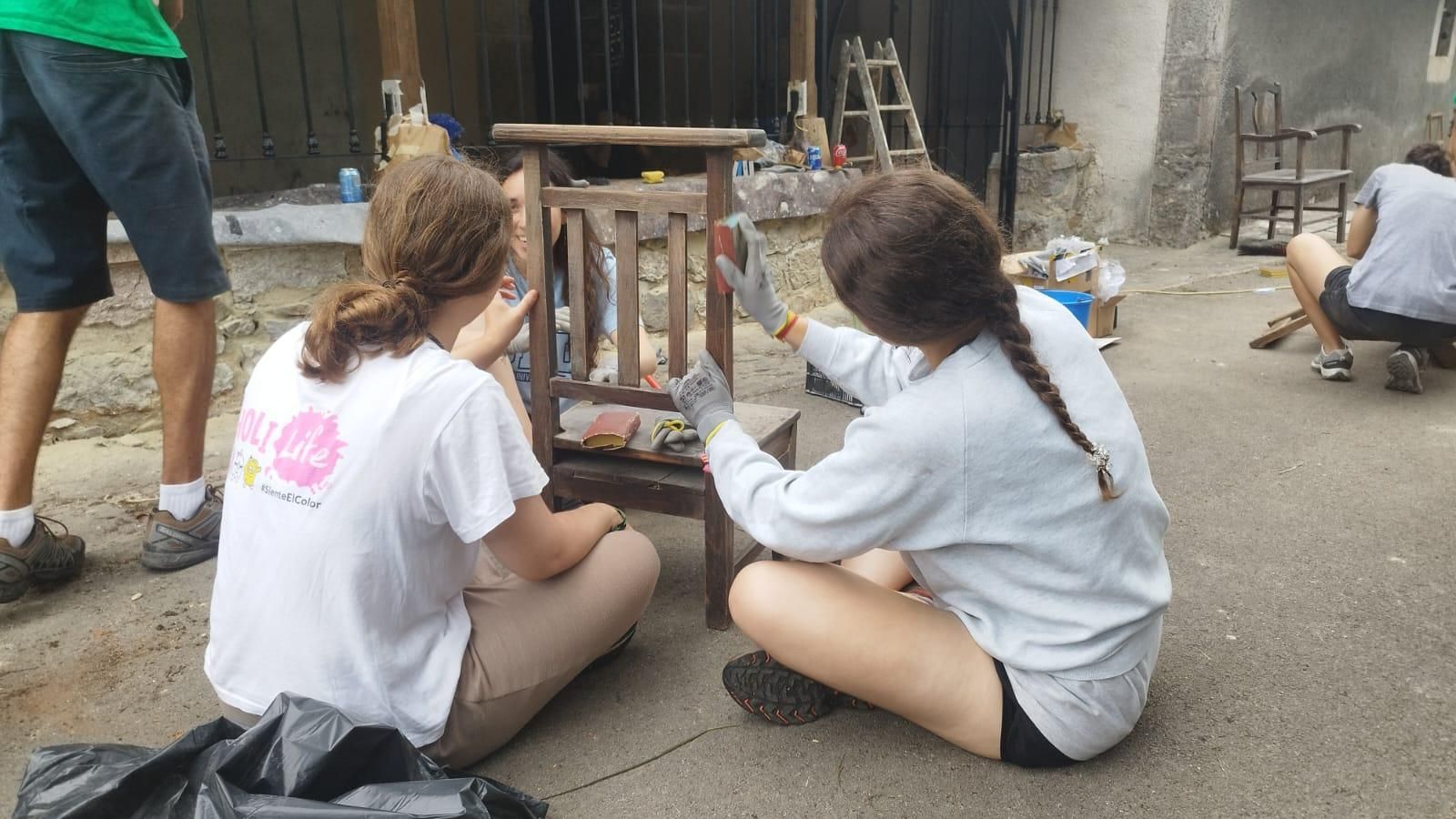 Más de medio centenar de jóvenes voluntarios de Madrid ayudan a recupera el patrimonio de Cabrales