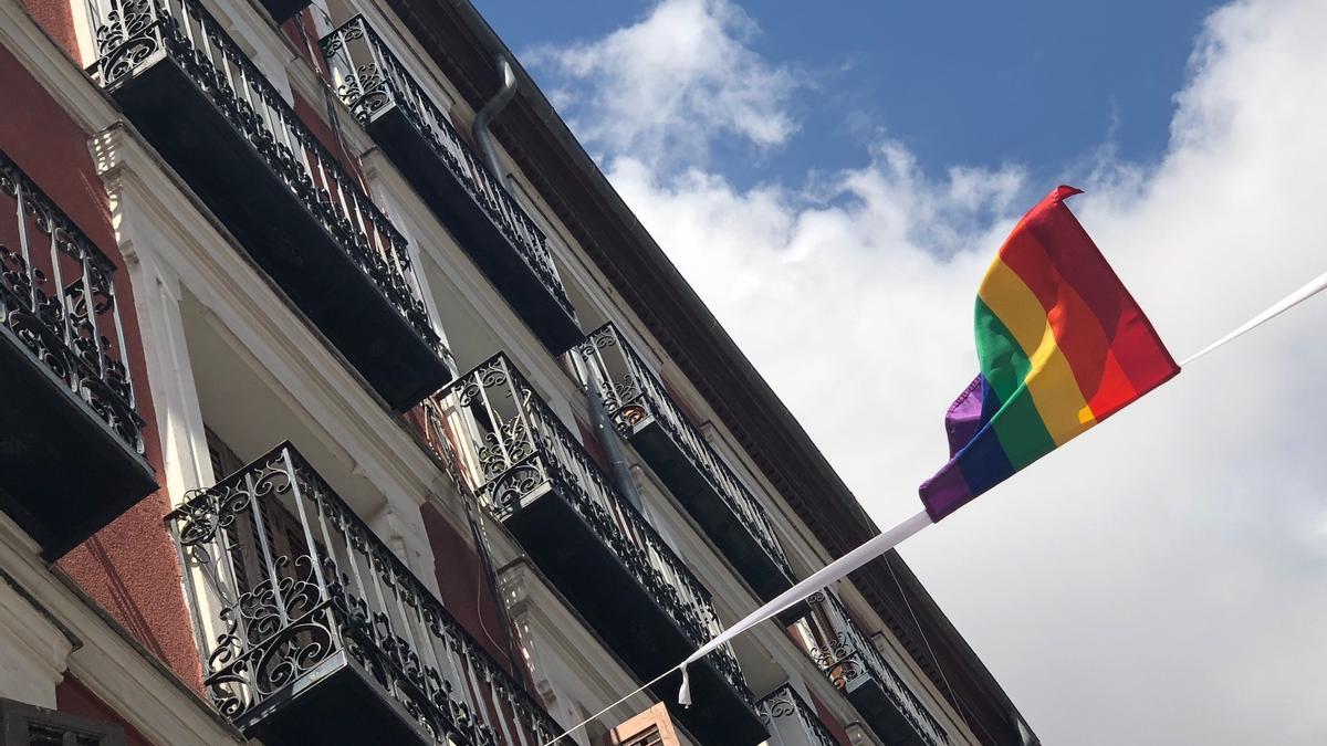 Una bandera arcoíris en una ventana de Madrid