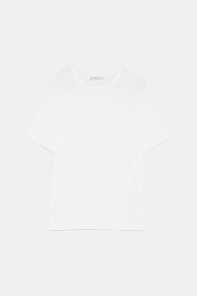 Camiseta básica de manga corta en blanco de Zara.