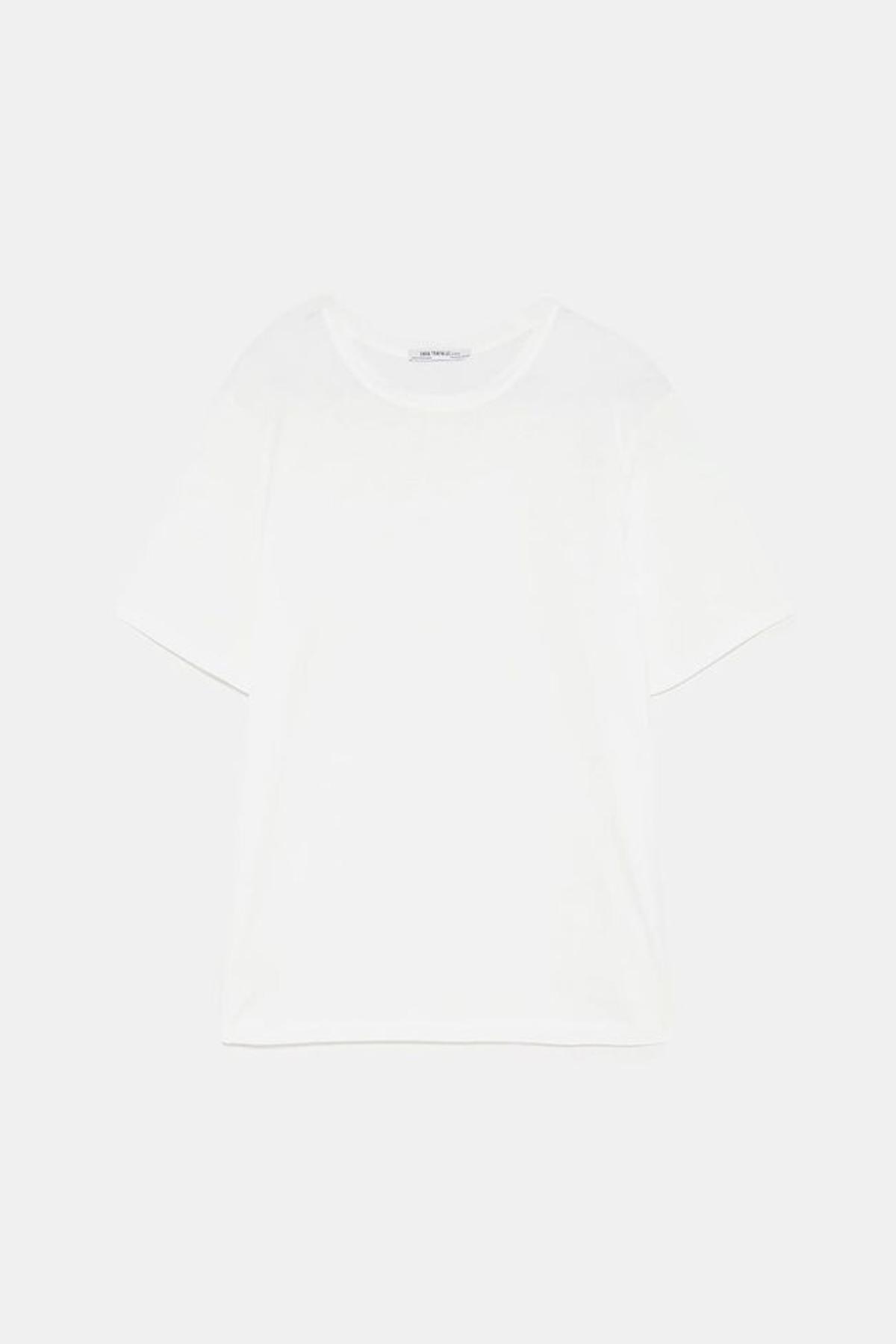 Camiseta básica de manga corta en blanco de Zara.