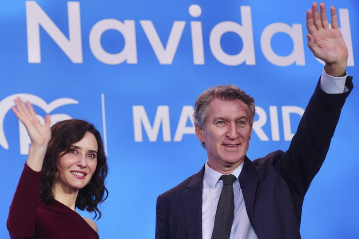 El presidente del Partido Popular, Alberto Núñez Feijóo (d), y la presidenta de la Comunidad de Madrid y del PP autonómico, Isabel Díaz Ayuso (i), en la tradicional cena de Navidad del Partido Popular de Madrid.