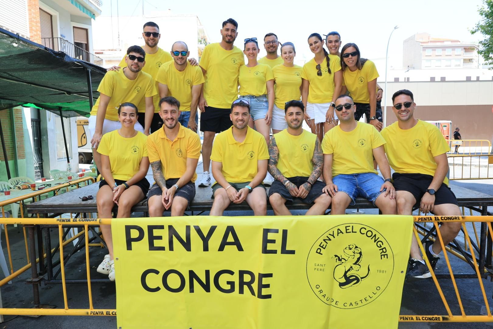 Las collas llenan de color las calles del Grau por Sant Pere