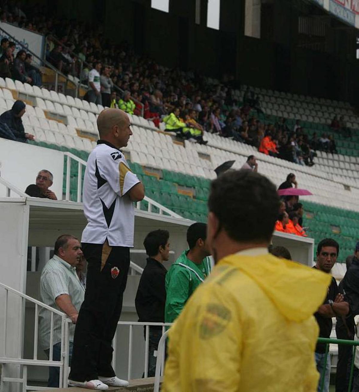 Los últimos minutos del partido tuvo que dirigir al equipo desde la grada, subido a un muro