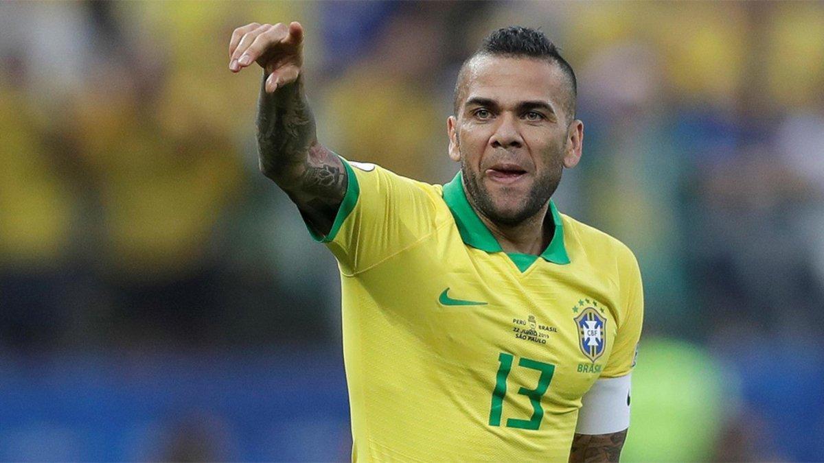 Dani Alves celebra un gol durante el partido de la Copa América entre Brasil y Perú