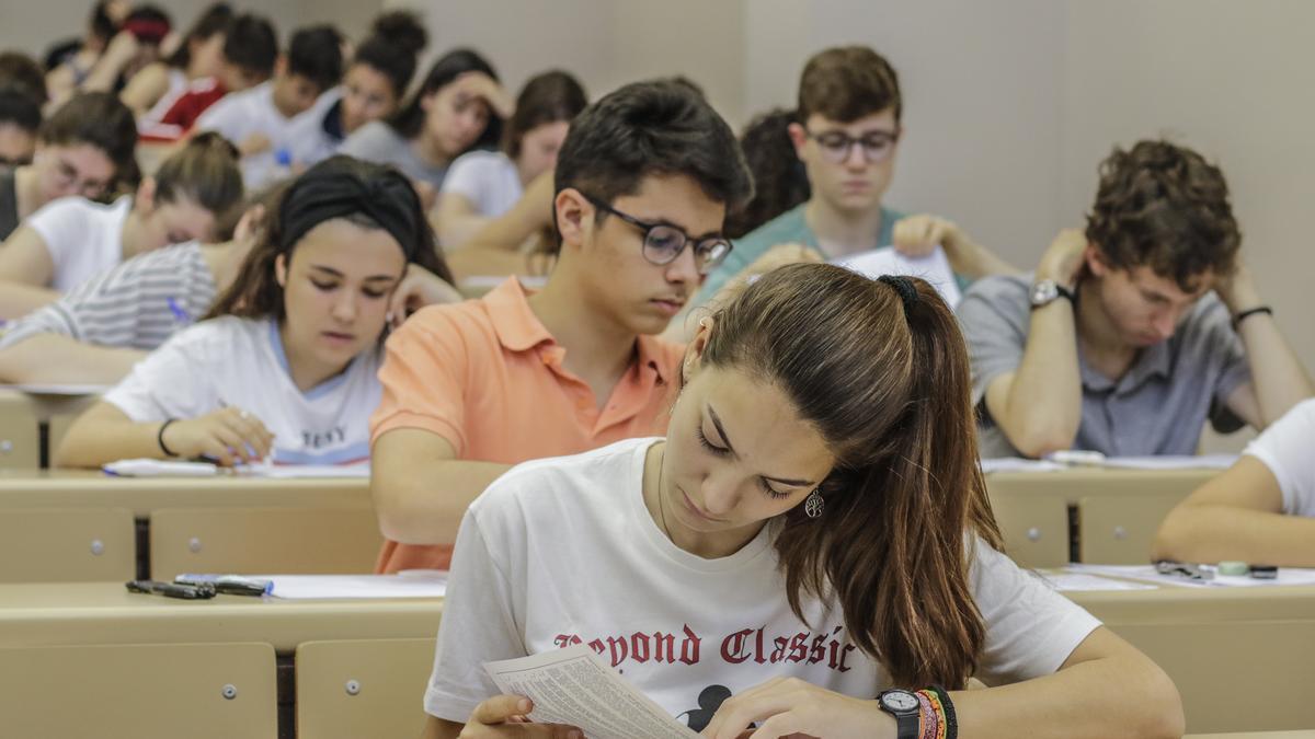 Alumnos extremeños durante uno de los exámenes de la EBAU en una edición anterior, en Cáceres.