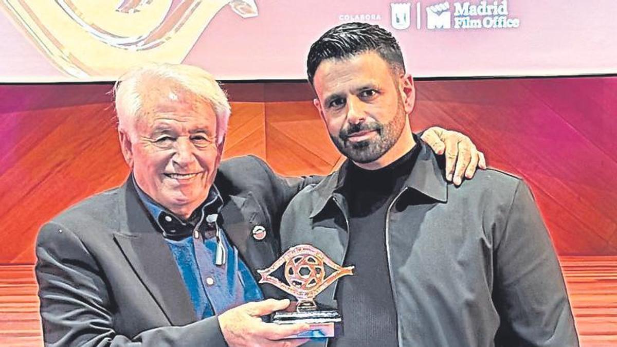 Ghaleb Jaber Ibrahim, a la izquierda, junto a su hijo Ghaleb Jaber Martínez, posa con el Premio Talento 2025
