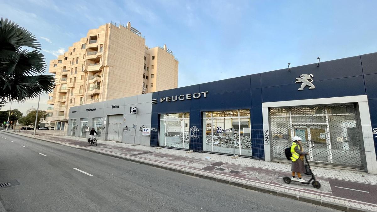 El antiguo concesionario de Peugeot, en pleno proceso de demolición para hacer oficinas.