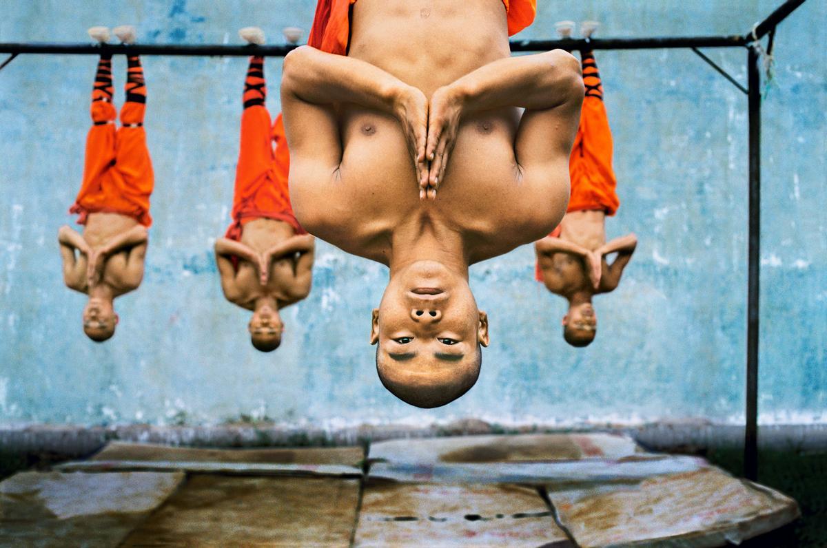 Monjes shaolines durante un entrenamiento en Zhengzhou, China. 2004.