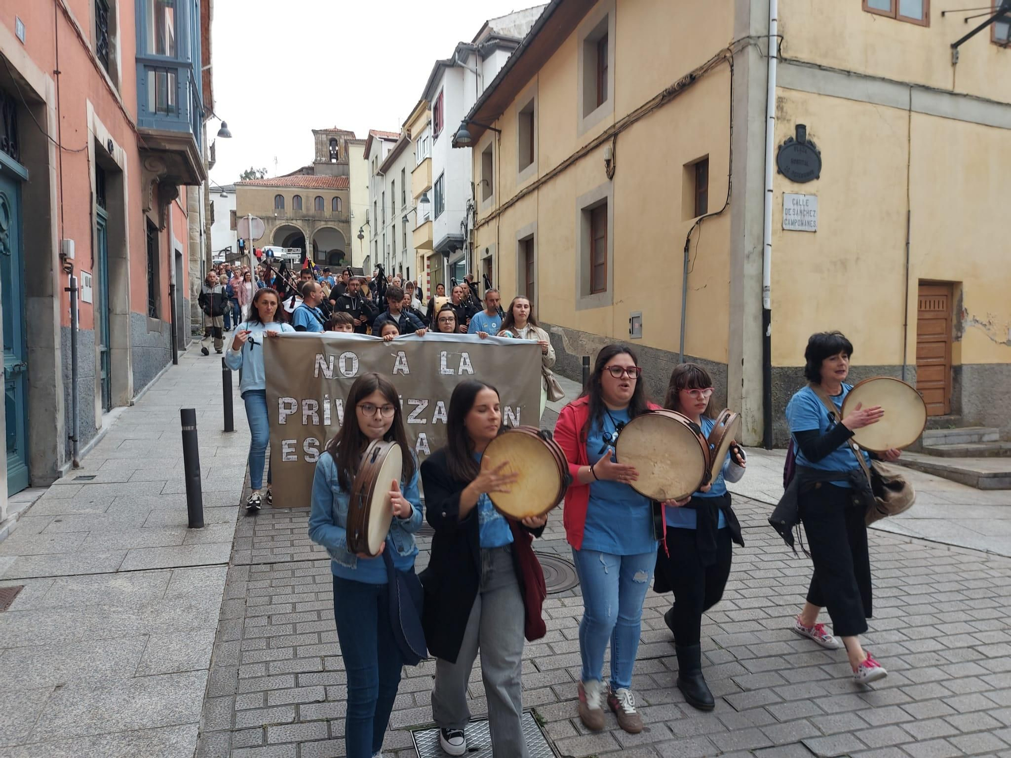 En imágenes: Así fue la manifestación contra el cierre de la Escuela de Música de Tineo