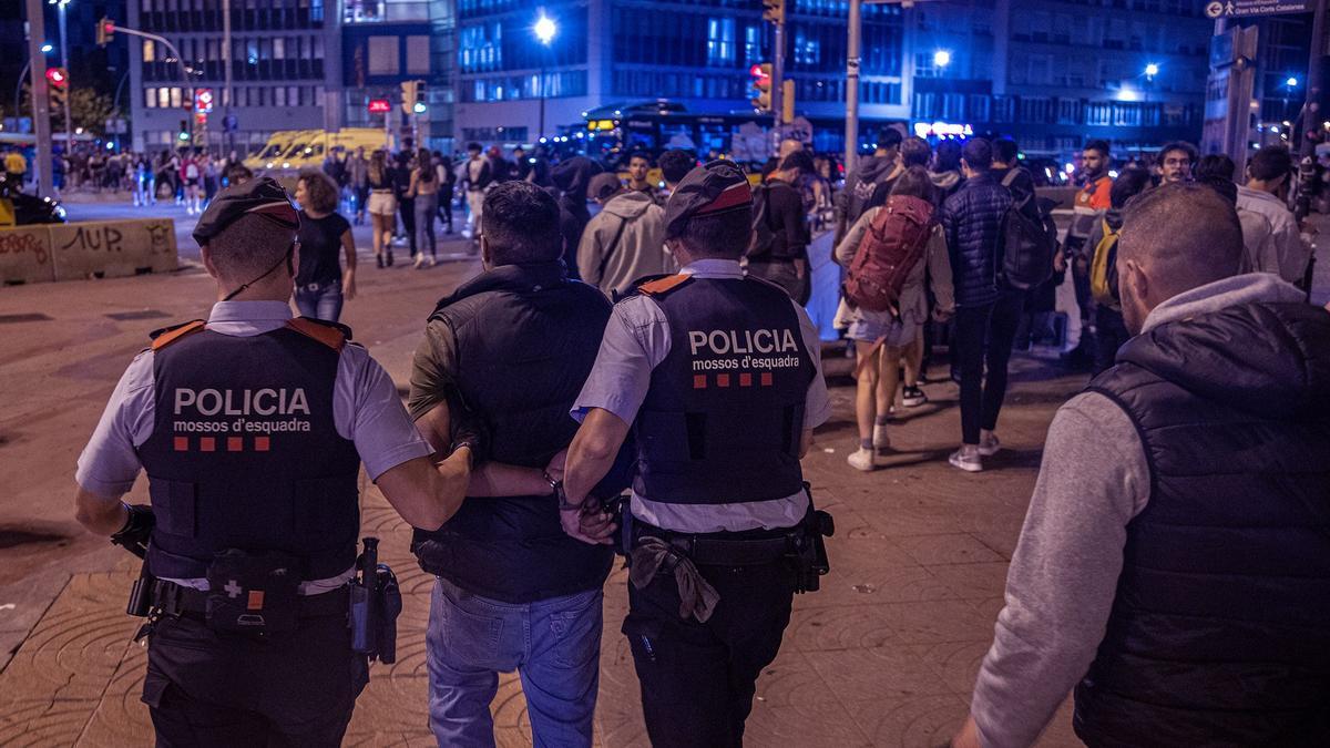 Amplia cobertura policial en plaza de España dentro de la programación de las festes de la Mercè