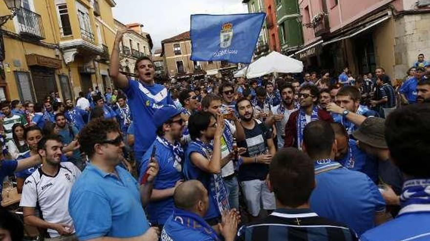 La afición azul, en las calles de León en septiembre de 2014.