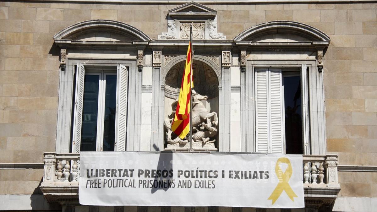 La pancarta con el lazo amarillo vuelve a colgar del Palau de la Generalitat