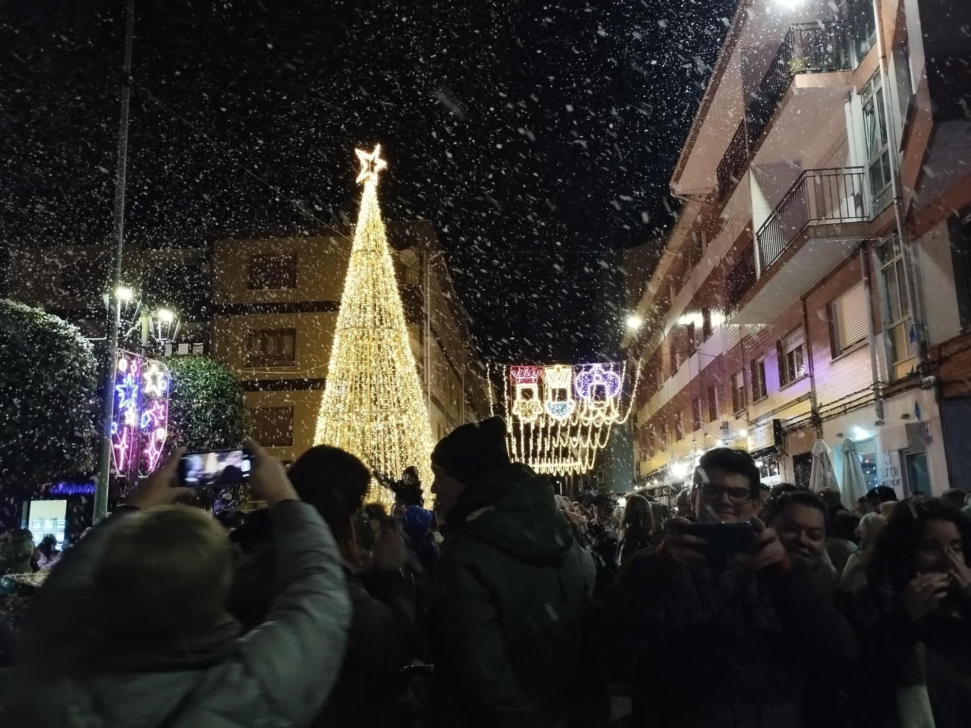 El divertido encendido del alumbrado navideño en Llanera, en imágenes