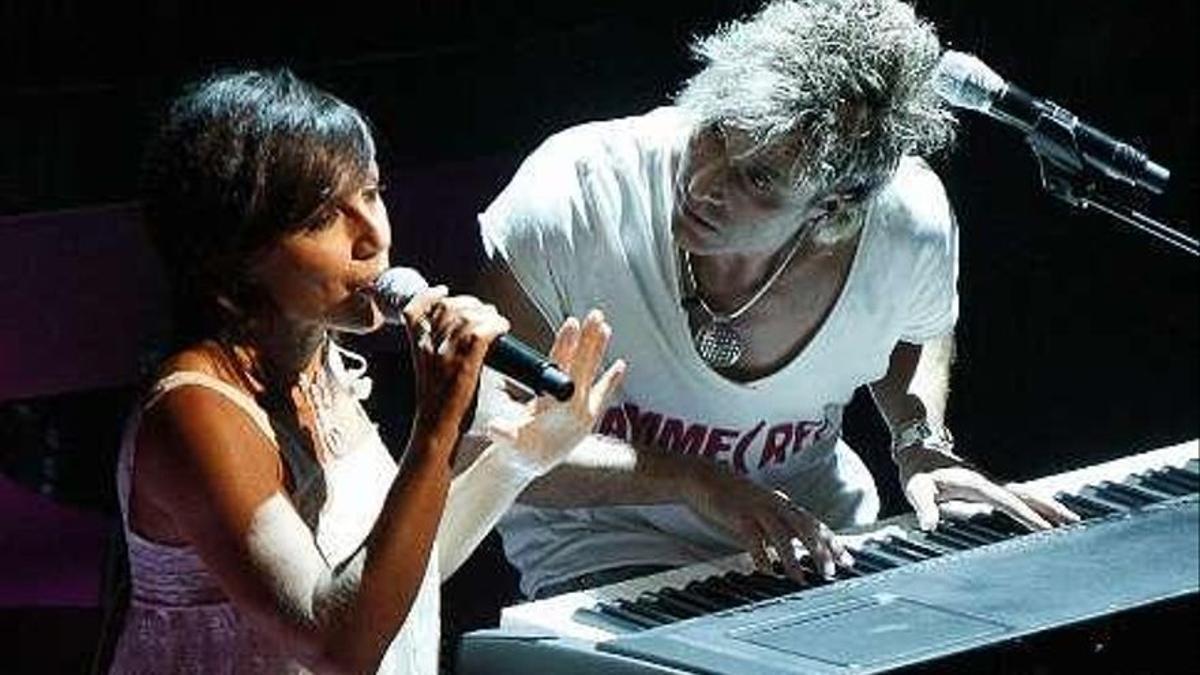 Ana Torroja con José María Cano al teclado