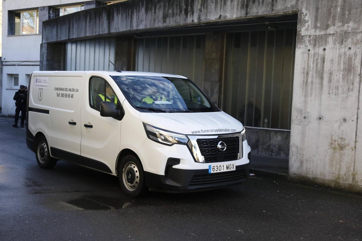 El furgón funerario abandona el Hospital Valle del Nalón con el cuerpo del fallecido