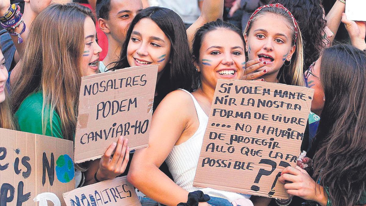 Un grup de noies joves en una manifestació ecologista.