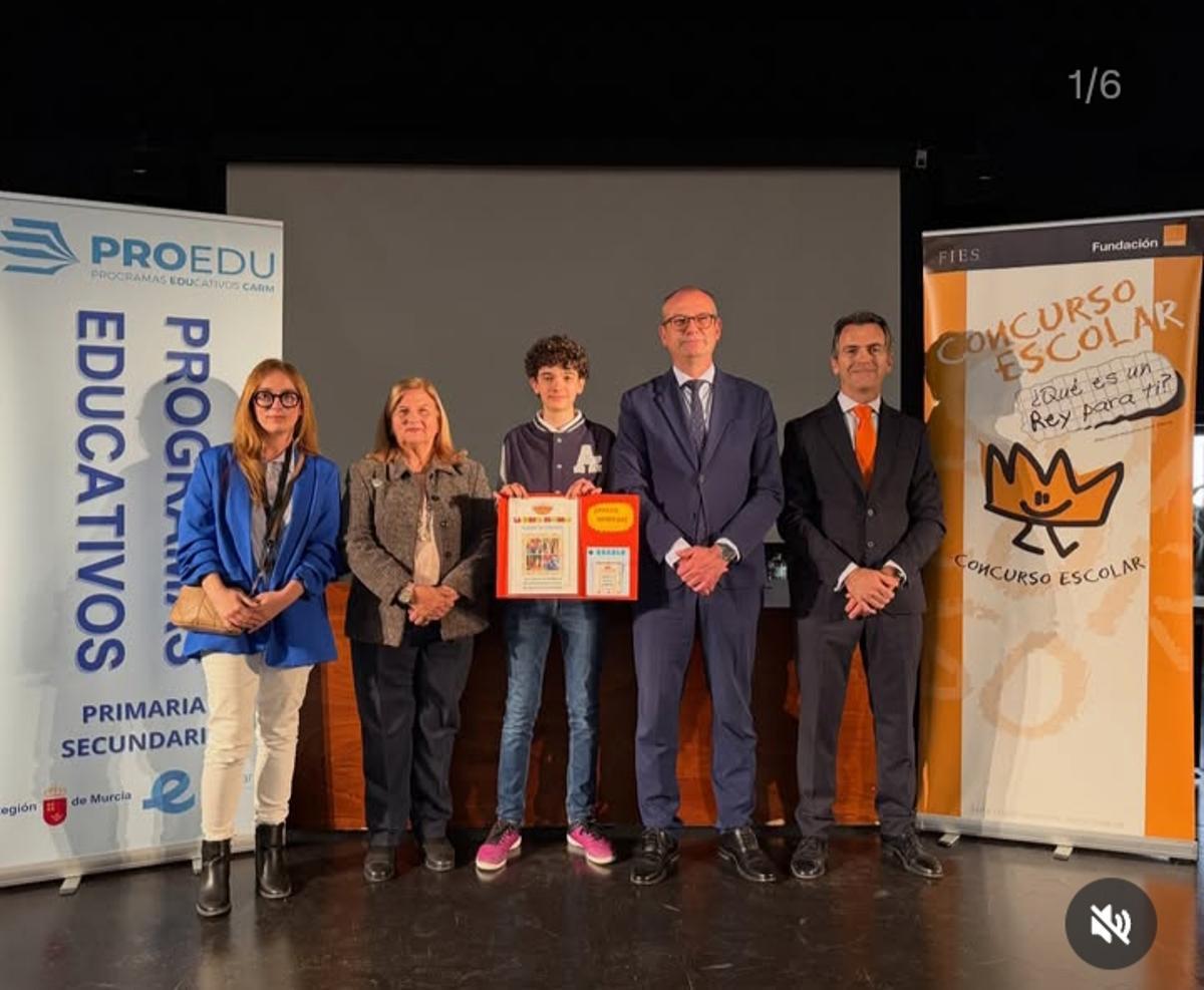 El consejero de Educación y FP, junto al alumno ganador y representantes del certamen, como Belén Pardo.