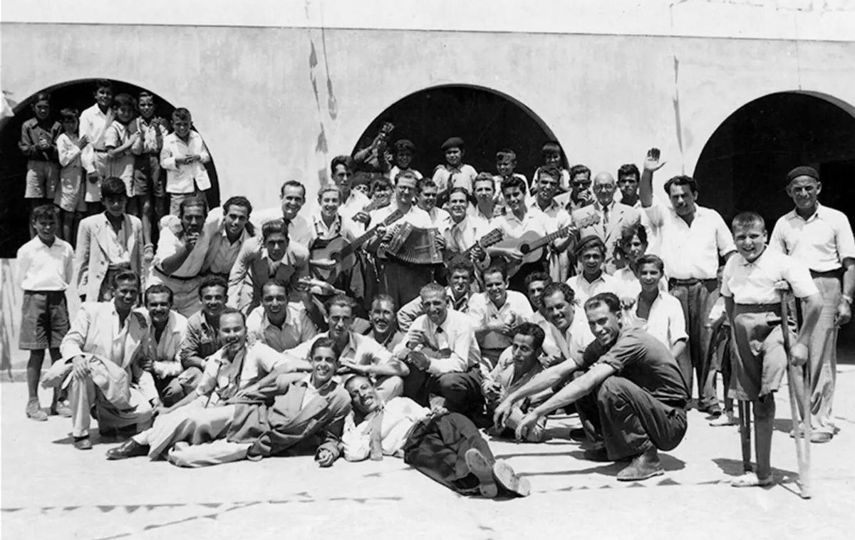 Imagen de los momentos posteriores al almuerzo en la Sociedad Torrelavega con motivo de la celebración de la victoria en el campeonato de fútbol el 21 de junio de 1953