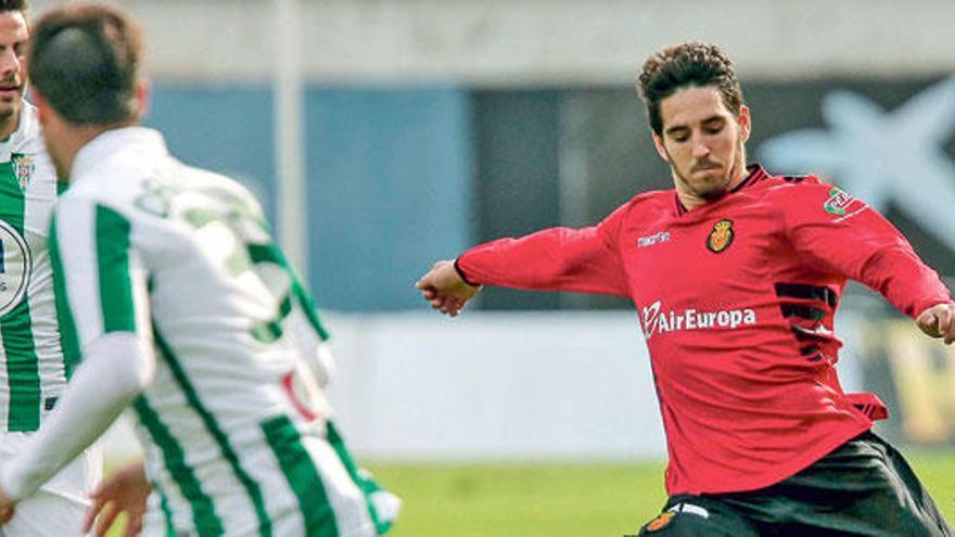 Bigas chuta ante dos jugadores del Córdoba durante el encuentro de ayer en Son Moix.