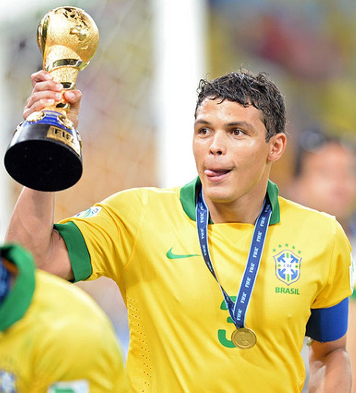 Thiago Silva, amb el trofeu de la Copa Confederacions. Thiago Silva, amb el trofeu de la Copa Confederacions.