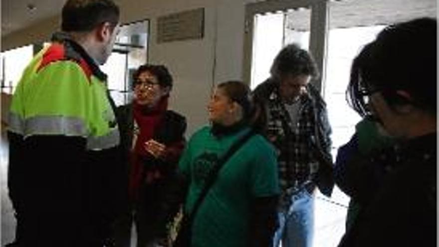 Jornada moguda de la PAH  Membres de la PAH intentant aturar la subhasta al matí als Jutjats i entre el públic a la taula rodona del vespre.