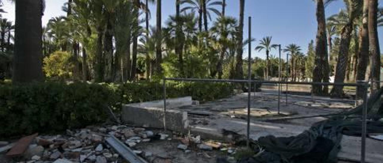 Escombros depositados en las antiguas casetas y una piscina casi irreconocible.