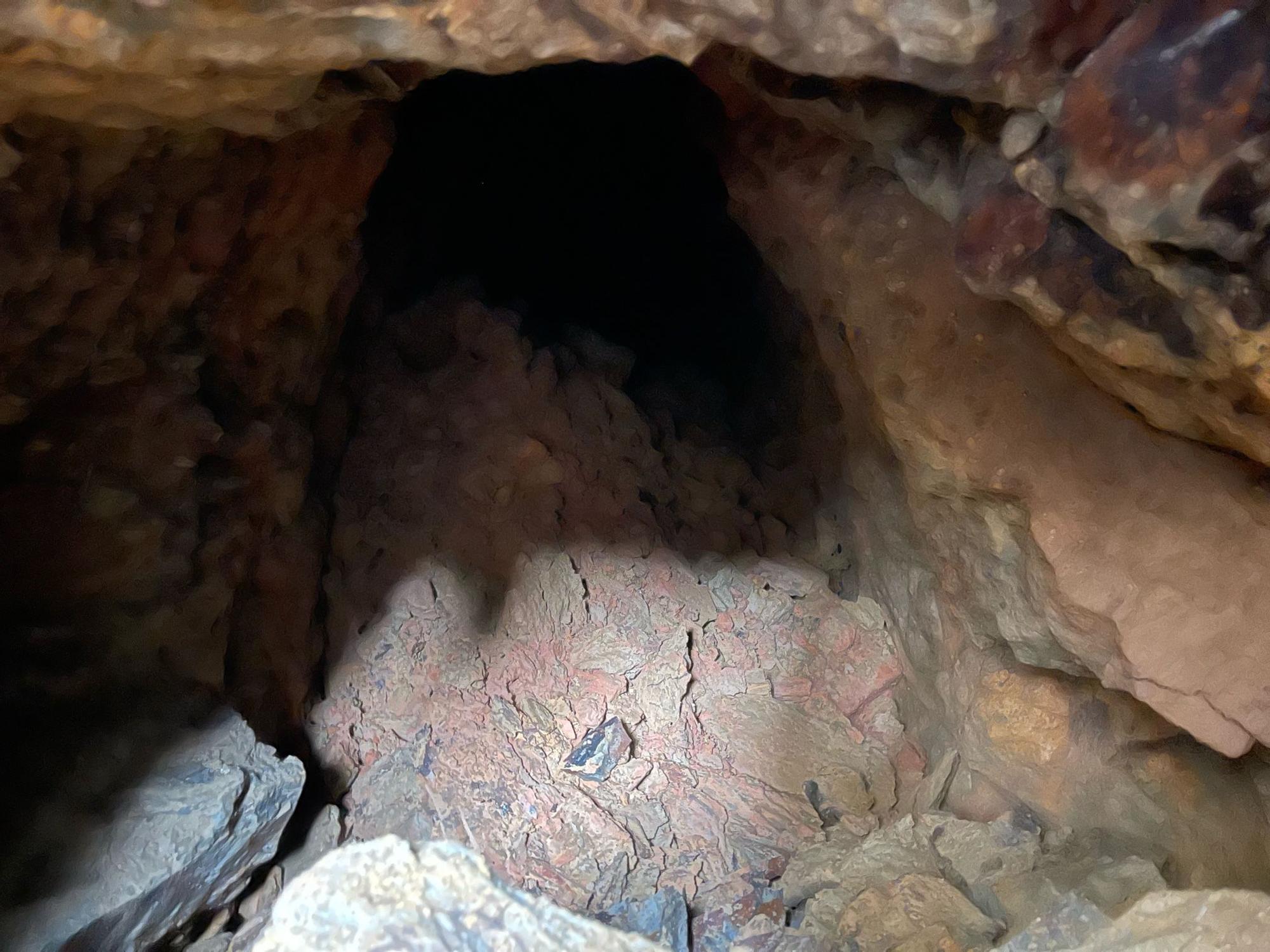 Entrada de la gruta descubierta durante los trabajos en la calle Santa María