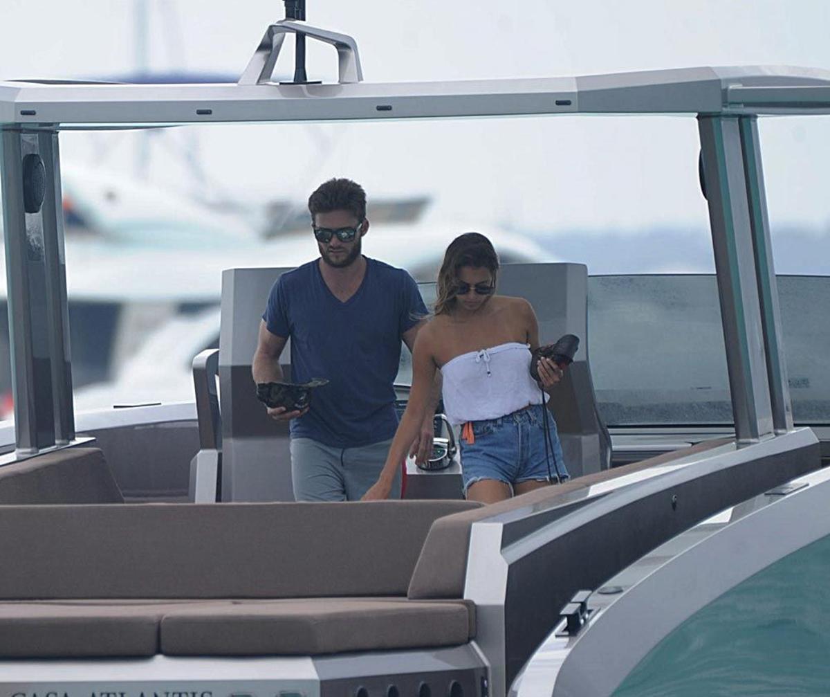 Scott Eastwood y su novia en un barco de camino a Formentera