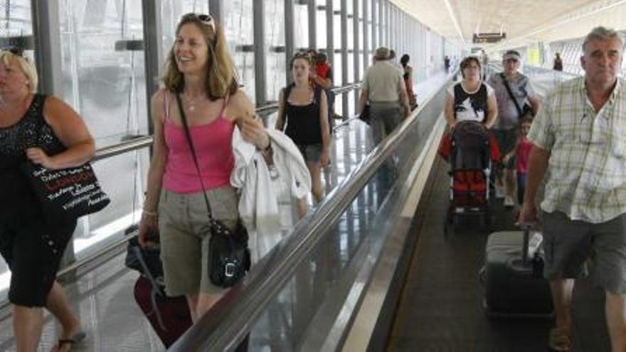 Las instalaciones del Aeropuerto de Málaga registraron ayer una gran afluencia de pasajeros procedentes de distintas comunidades de España y de otros países.