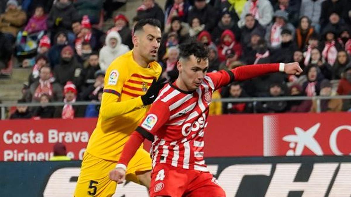 Arnau Martínez davant Sergio Busquets durant el Girona-Barça de Montilivi