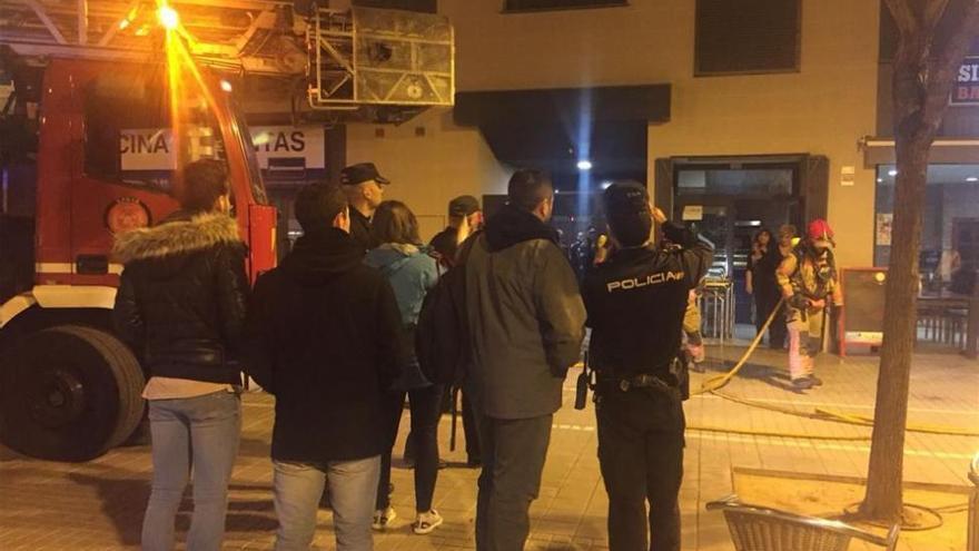 Desalojan a 50 personas de un bar de Castellón por un incendio