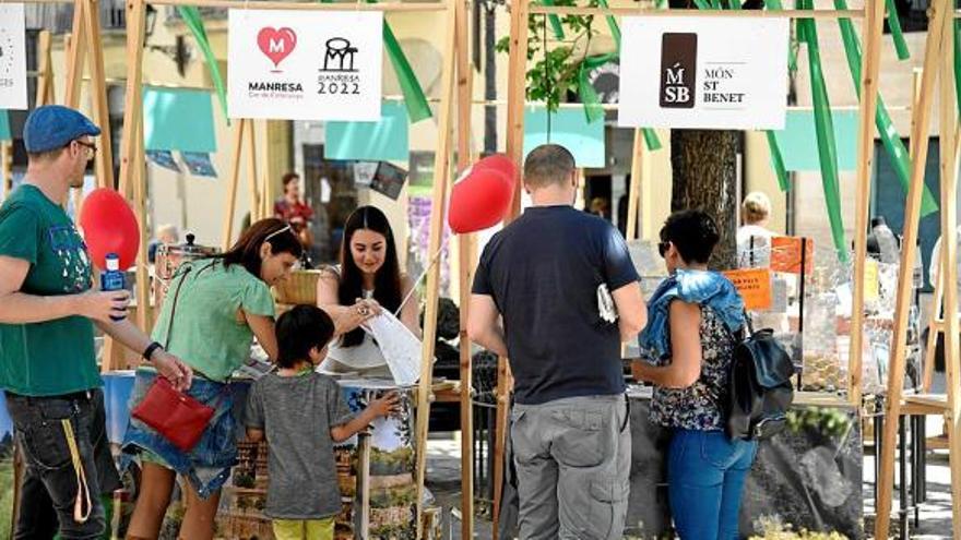 Visitants consultant informació en els estands del sector turístic, a la Plana de l&#039;Om, ahir