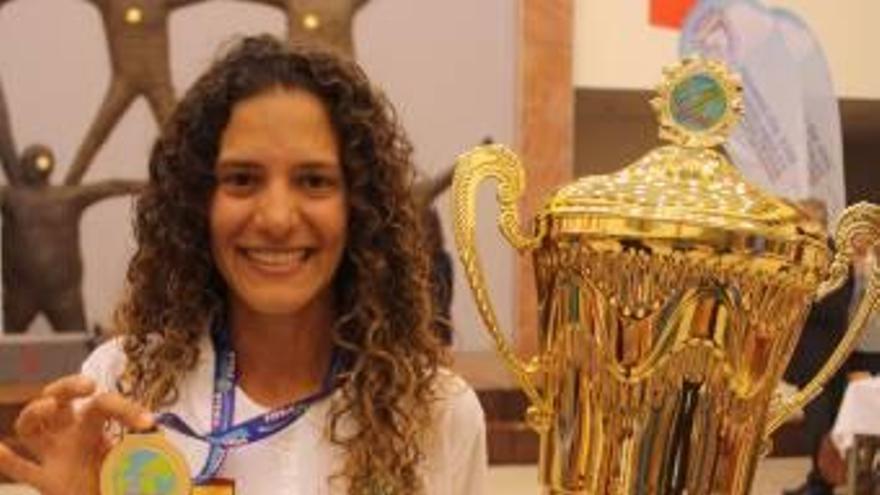 La deportista Ornella Tosta, con la medalla y el trofeo.