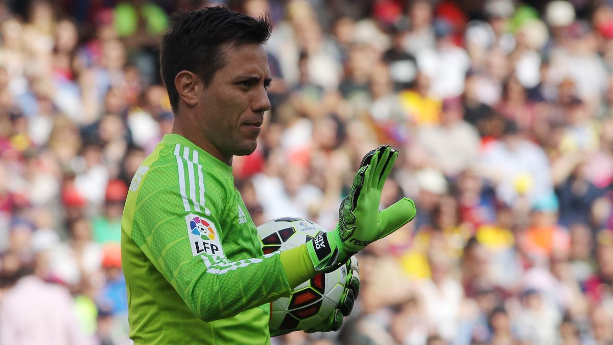 Diego Alves vistiendo la camiseta del Valencia