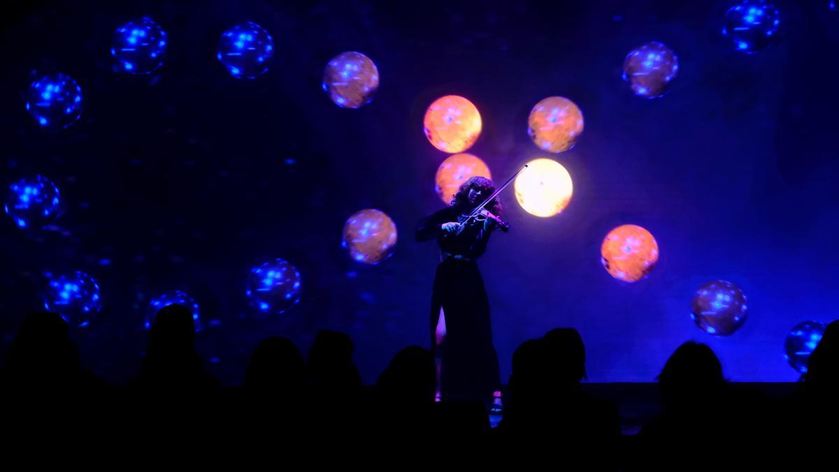 Violín durante el espectáculo 'Génesis'.