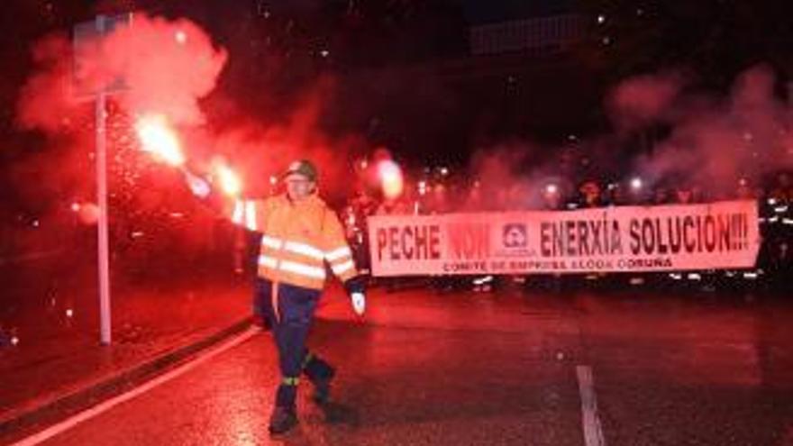 Marcha contra el cierre de Alcoa en A Coruña, esta tarde. // V. Echave