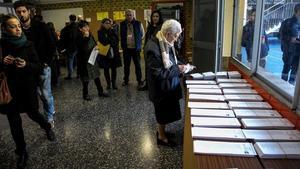 Una señora ante la mesa de las papeletas, en el colegio La Salle de Gràcia.