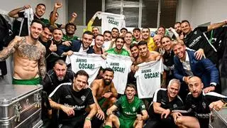 Gran recibimiento y dos días de descanso para la plantilla del Elche, a la espera de fichajes y salidas