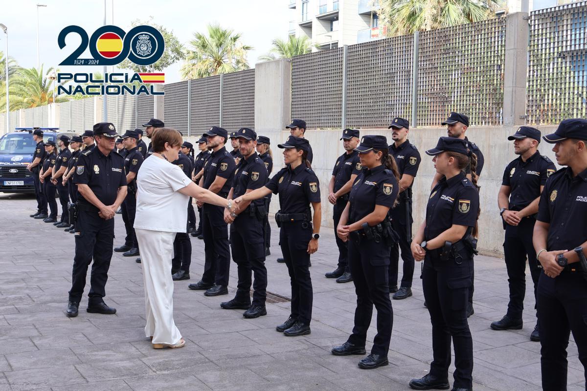 La Subdelegada del Gobierno en Castellón, Antonia García Valls, con los nuevos agentes de prácticas.